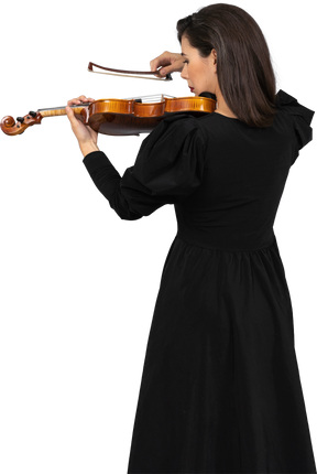 바이올린 연주 검은 드레스에 젊은 아가씨의 근접