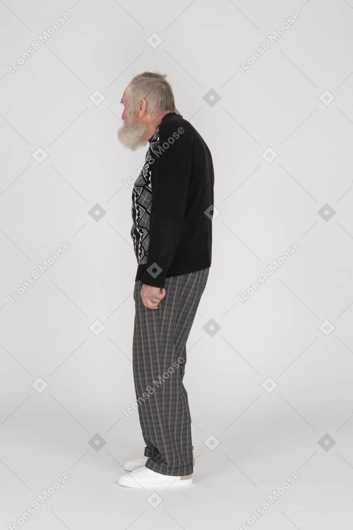 Seitenansicht des stehenden älteren mannes