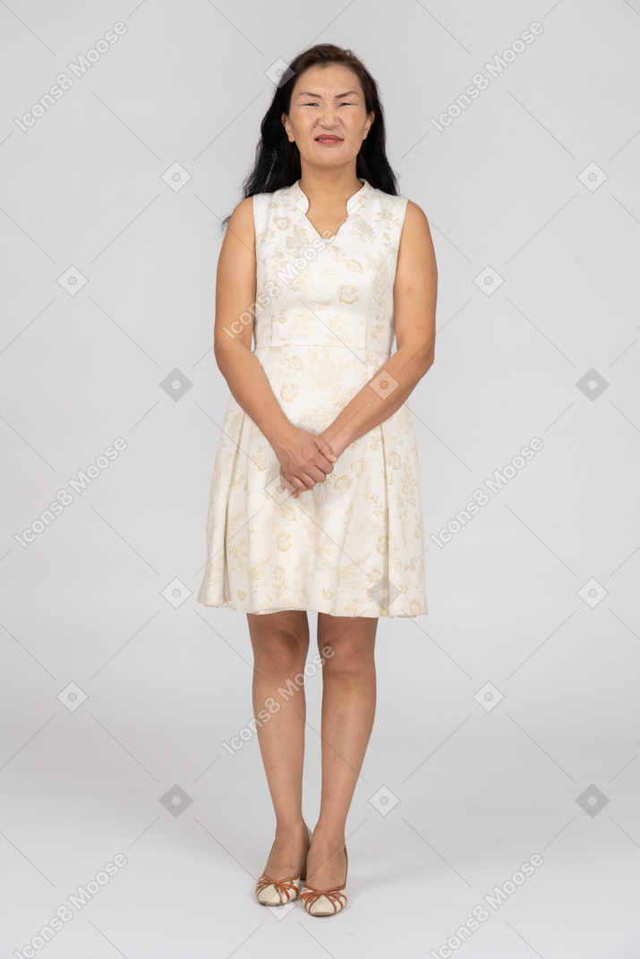 Frau in einem weißen kleid stehend
