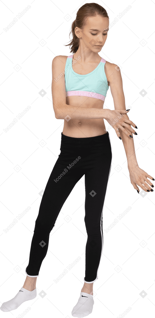 一个十几岁的女孩在运动服伸出的手，摸手臂的前视图