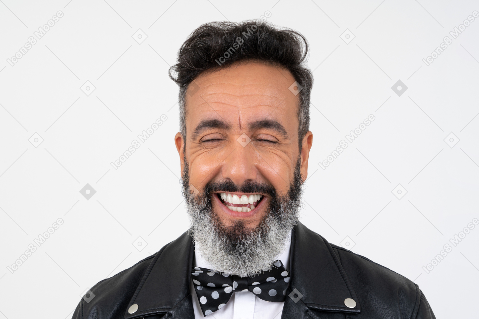 Hombre maduro positivo con amplia sonrisa