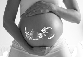 Беременная трогает живот