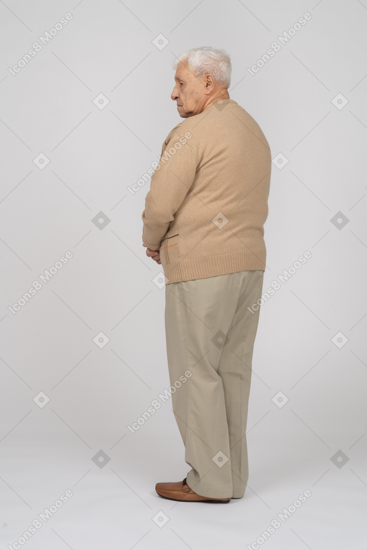 一位穿着休闲服的老人的后视图