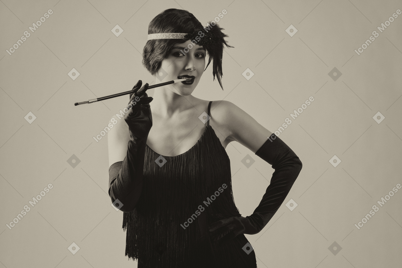 Retrato preto e branco de uma melindrosa fumando um cigarro