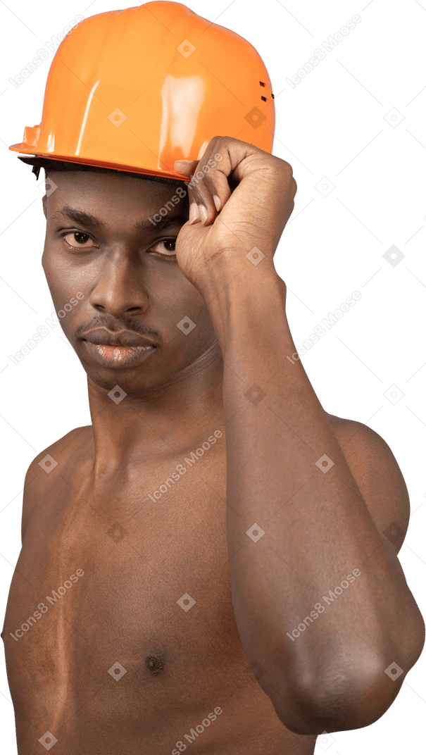 Jovem nu usando capacete de construção