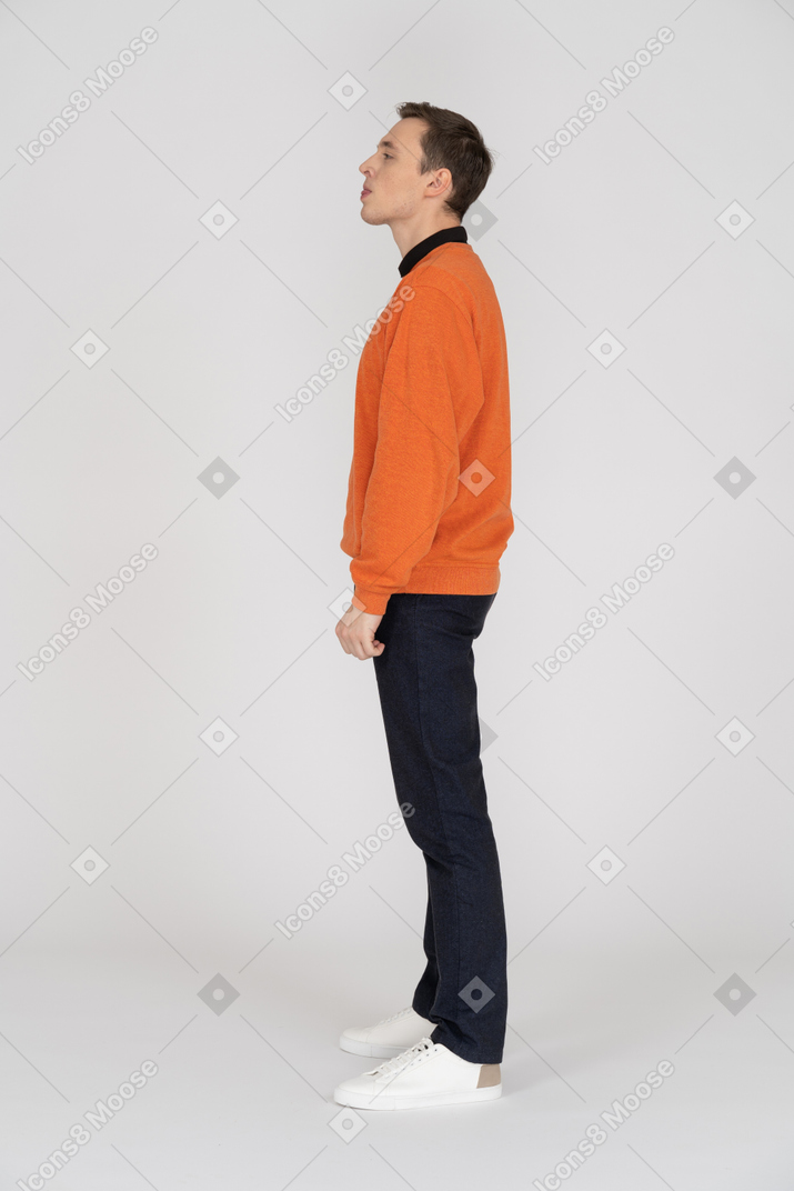 Giovane uomo in felpa arancione in piedi