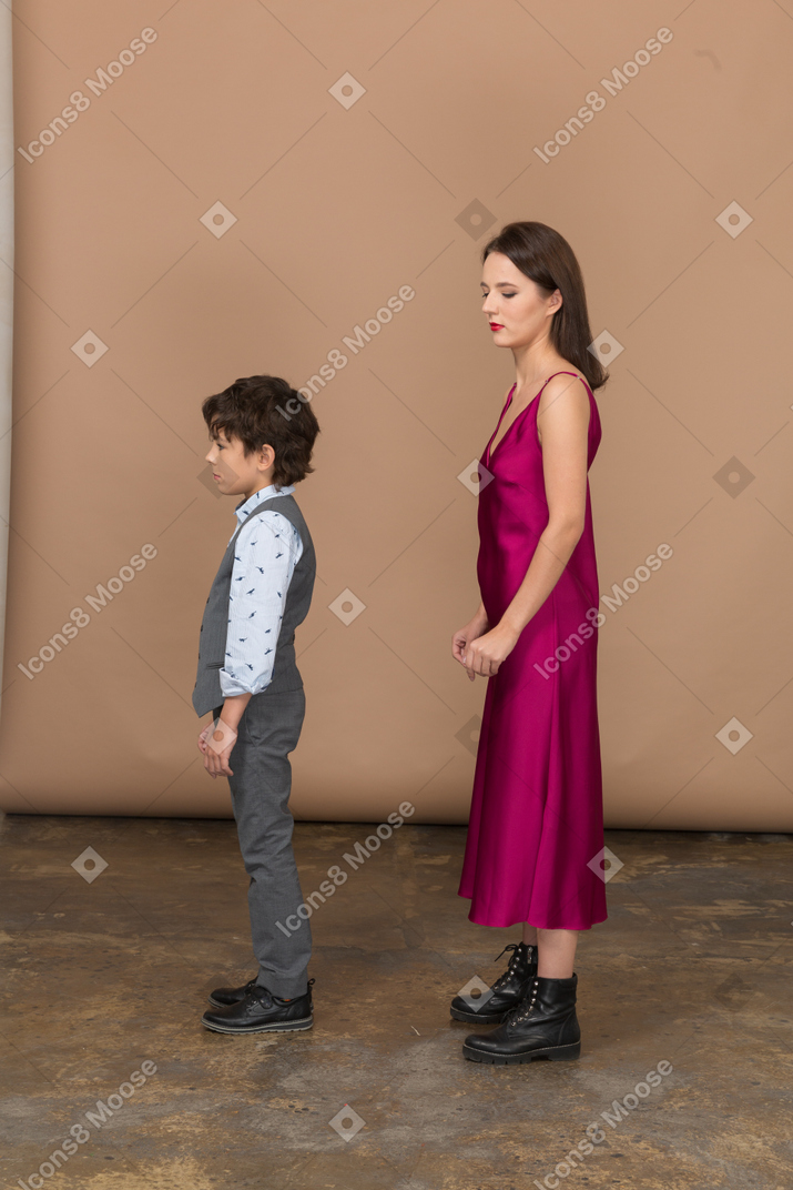 Niña y un niño parados juntos