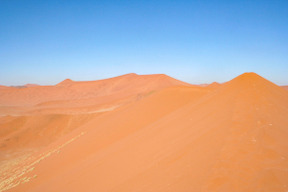 Dunes et ciel bleu