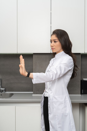 Close-up una doctora mostrando un gesto de parada