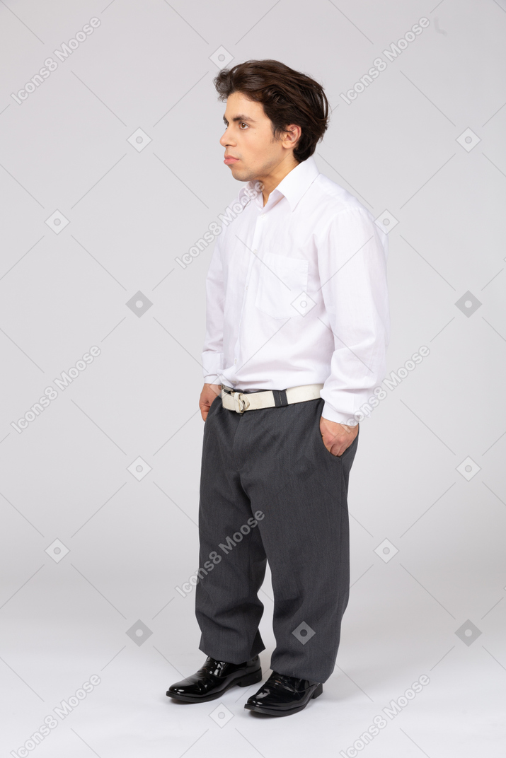 Uomo in abiti casual da lavoro che si tiene per mano nelle tasche